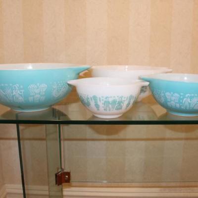 Vintage Pyrex Nesting Bowl Set of Four