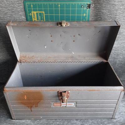 Vintage toolbox     (LOT 103)