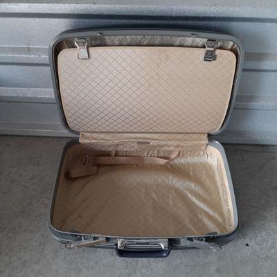 Vintage luggage   (LOT 129)