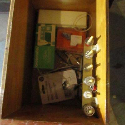 Lot 65 - Singer Sewing Machine & Cabinet