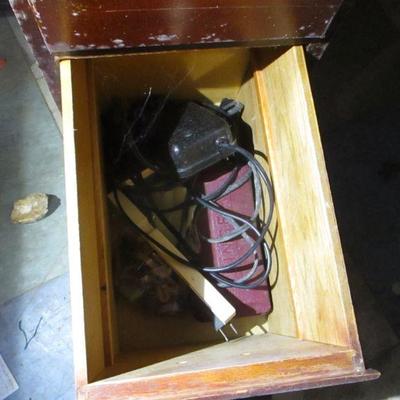 Lot 65 - Singer Sewing Machine & Cabinet