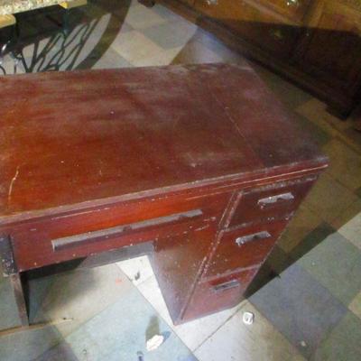 Lot 65 - Singer Sewing Machine & Cabinet