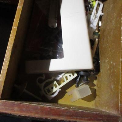 Lot 65 - Singer Sewing Machine & Cabinet
