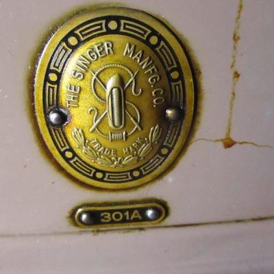 Lot 65 - Singer Sewing Machine & Cabinet