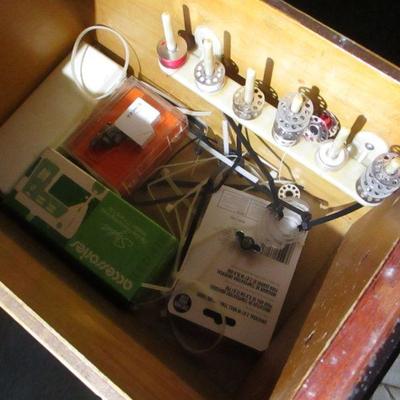 Lot 65 - Singer Sewing Machine & Cabinet