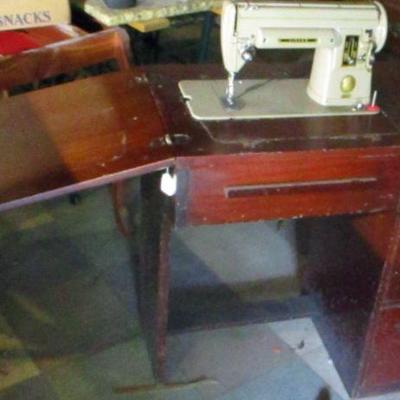 Lot 65 - Singer Sewing Machine & Cabinet