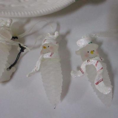 Lot 97 - Christmas Mugs & Plates & Decorations