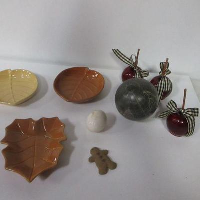 Lot 98 - Home Decor Items