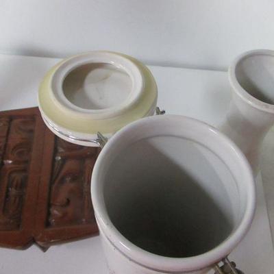 Lot 99 - Home Decor Kitchen Items