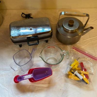 176: Waffle Iron with measuring cups 