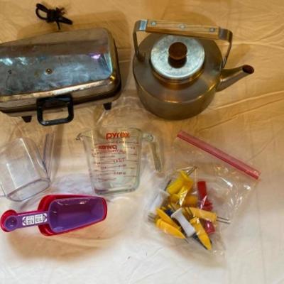 176: Waffle Iron with measuring cups 