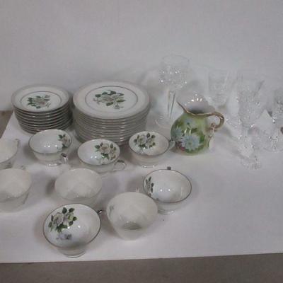 Lot 128 - White Rose Pattern No. 3939 - Made In Japan