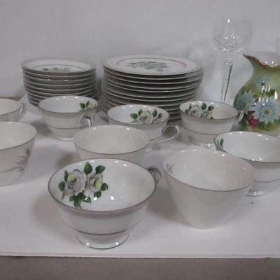 Lot 128 - White Rose Pattern No. 3939 - Made In Japan