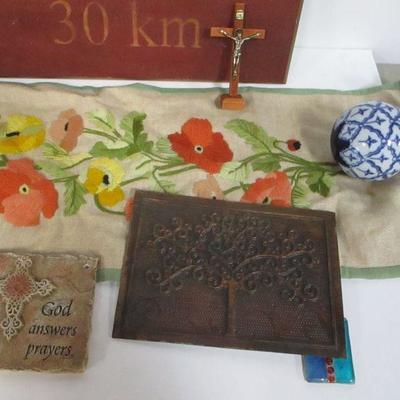 Lot 138 - Home Decor Items - Portrait 