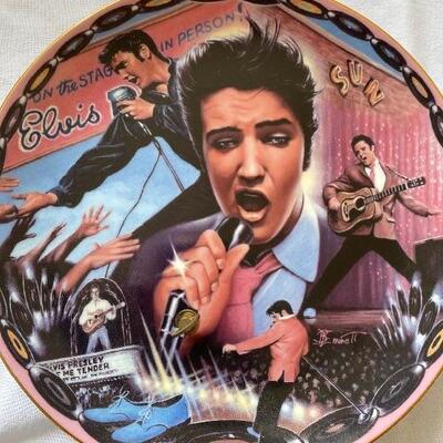 Elvis collector plate lot 5 including electric music player 