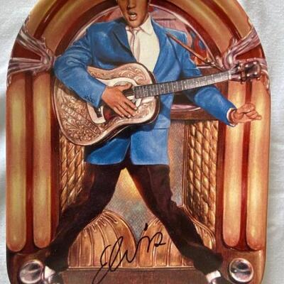 Elvis collector plate lot 5 including electric music player 