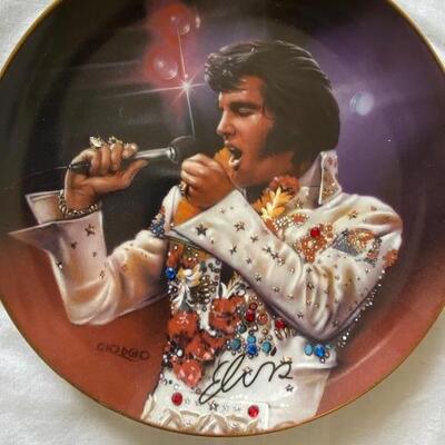 Elvis collector plate lot 5 including electric music player 