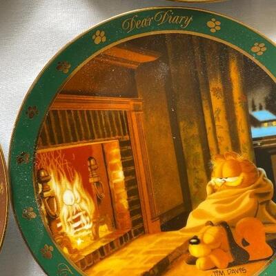 Six collectible Garfield plates 