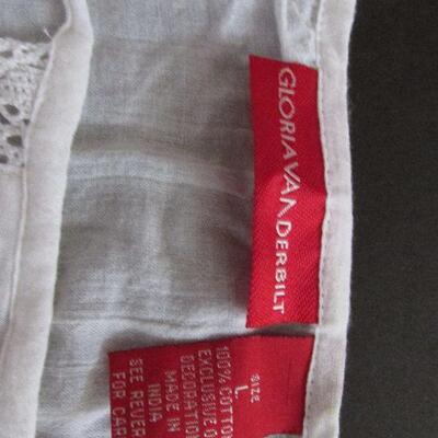 Lot 54- Gloria Vanderbilt Top