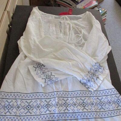 Lot 54- Gloria Vanderbilt Top