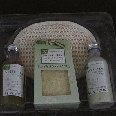 Lot 64- Essence of Purity Bubble Bath Set