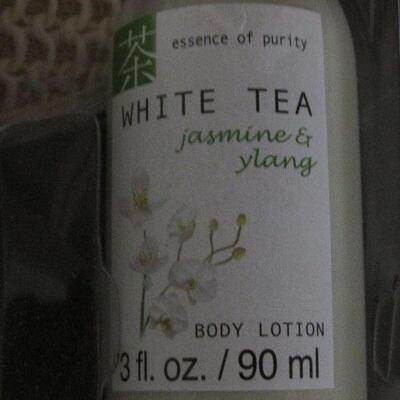 Lot 64- Essence of Purity Bubble Bath Set