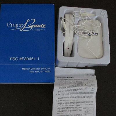 Lot 87- Emjoi Beauty Compact