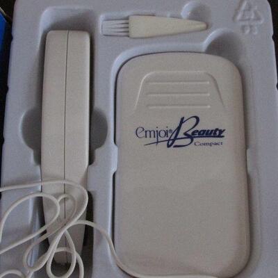 Lot 87- Emjoi Beauty Compact