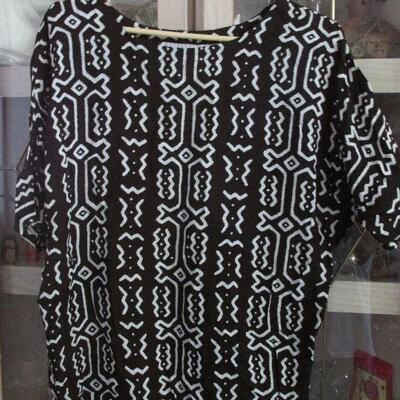 Lot 198- Passports Blouse