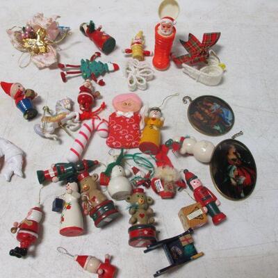 Lot 80 - Christmas Decorations
