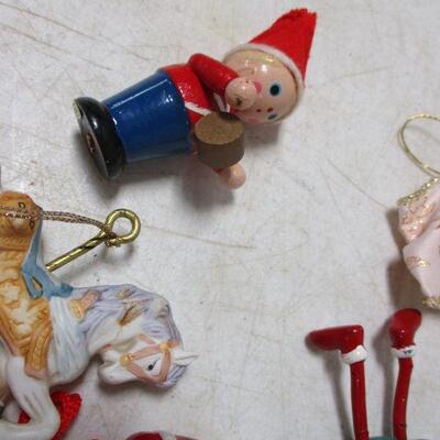 Lot 80 - Christmas Decorations