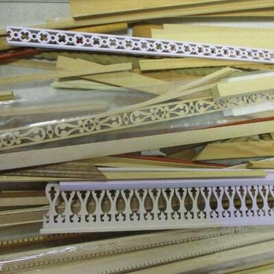 Lot 125a - Doll House Building Components Molding 