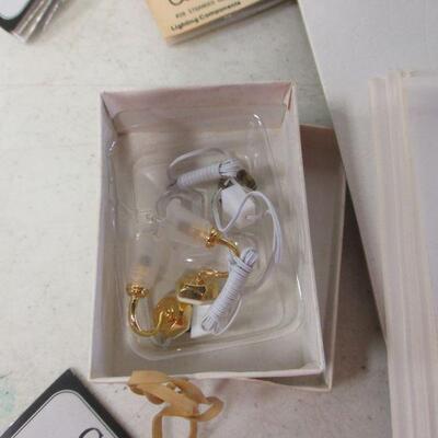 Lot 127 - Doll House Accessories 