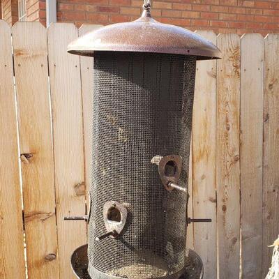 Lot 24: Birdfeeder