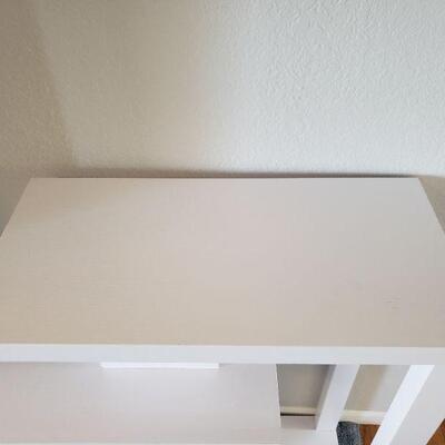 Lot 28: White Shelf (original assembly instructions included)