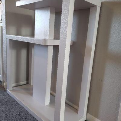 Lot 28: White Shelf (original assembly instructions included)