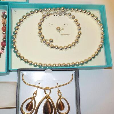 Hand crafted new jewlery in boxes. (6)