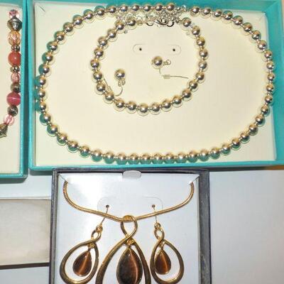 Hand crafted new jewlery in boxes. (6)