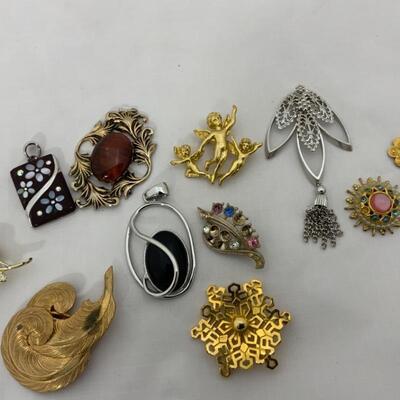 .75. Mixed Costume Brooch & Pendant Lot