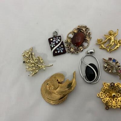 .75. Mixed Costume Brooch & Pendant Lot