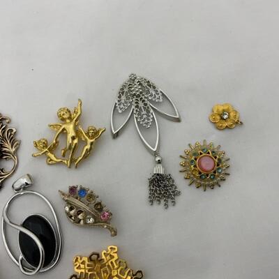 .75. Mixed Costume Brooch & Pendant Lot