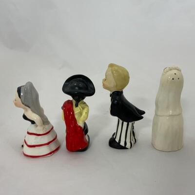.133. Vintage | Napco | Two Happy Couples Shaker Sets