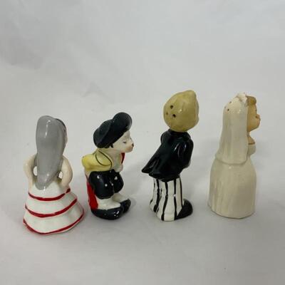.133. Vintage | Napco | Two Happy Couples Shaker Sets