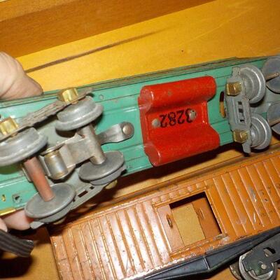 More Lionel accessories trains. (3).