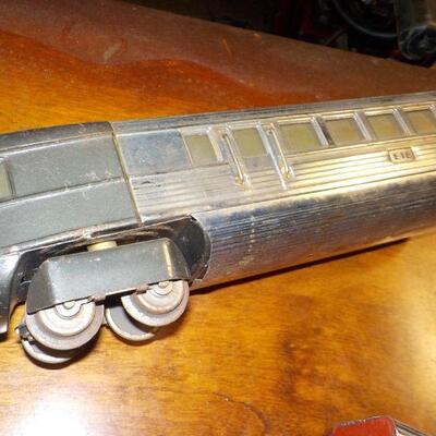 More Lionel accessories trains. (3).