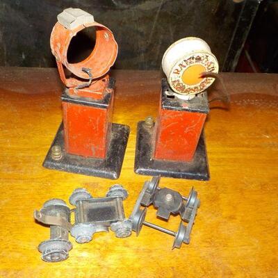 Pre- War Lionel Trains . Signal displays.
