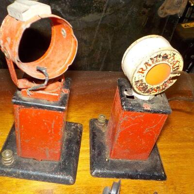 Pre- War Lionel Trains . Signal displays.