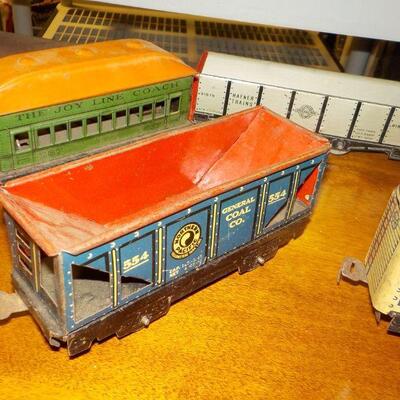 6- Vintage Pre-War Hafner Model Train Cars".