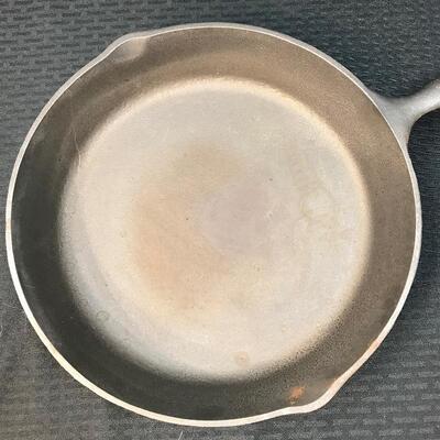 Lodge 12â€œ Cast Iron Skillet D2 10SK