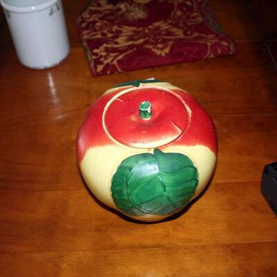Vintage apple form cookie jar, inside chip (#246)